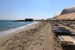 Una spiaggia attrezzata a San Foca nel Salento (Puglia)