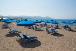 Una spiaggia attrezzata con sdraio e ombrelloni a Kyrenia, isola di Cipro. Grazie alla presenza di spiagge lunghe e vaste lambite da acque limpide e cristalline, Cipro consente di avere un rapporto ...