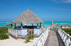 Una spiaggia attrezzata sull'isola di Cayo Guillermo a Cuba