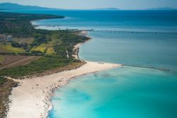 Una spiaggia bianca lungo la Costa degli Etruschi tra Vada e Marina di Cecina in Toscana