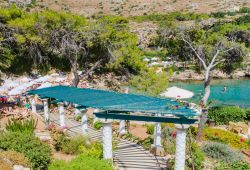 Una spiaggia con la stazione termale di Kallithea sull'isola di Rodi, Grecia - © nikolpetr / Shutterstock.com