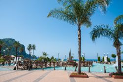 Una spiaggia con palme nella città costiera di Alanya, Turchia. Situata sul Golfo di Antalya, questa cittadina si trova fra le montagne del Tauro a nord e il Mare Mediterraneo.

