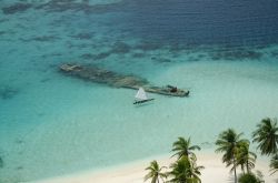 Una spiaggia con relitto sulle Isole San Blas a Panama