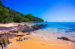 Una spiaggia con roccia e sabbia gialla sull'isola di Koh Yao Yai, provincia di Phang Nga, Thailandia.
