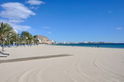 Una spiaggia con sabbia bianca a Alicante, Spagna, in inverno. 
