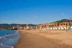 Una spiaggia del centro di Savona in Liguria. Dagli anni 2000 il litorale di Savona vanta la Bandiera Blu, riconoscimento Europeo per qualità delle acque e pulizia delle spiagge.
