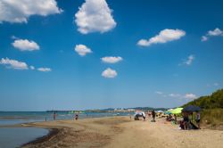 Una spiaggia del litorale di Scarlino in Toscana, sullo sfondo si scorge Follonica - © Francesca Cerretani / Shutterstock.com