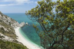 Una spiaggia della  Riviera del Conero a Sirolo: le due Sorelle