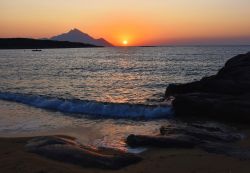 Una spiaggia della Penisola Calcidica con il Monte Athos sullo sfondo - © Efthimios I. Tsilikidis £ Commons Wikimedia