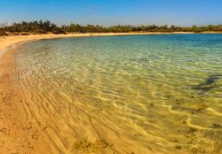 Una spiaggia della zona di Torre Santa Sabina, fotografata con la luce radente del mattino. Ci troviamo lungo la costa adriatica della Puglia