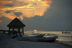 Una spiaggia dell'isola di Holbox fotografata al tramonto, Messico.
