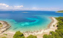 Una spiaggia dell'isola di Korcula in Croazia. Korcula è una delle più belle isole della Croazia e dell'intero Adriatico.