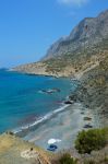 Una spiaggia dell'isola di Telendos vista dall'alto (Dodecaneso), Grecia. Passeggiando a piedi si possono incontrare graziose spiaggette di ciottoli.



