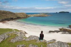 Spiaggia deserta sull'isola di Lewis and Harris, Scozia - Panorama mozzafiato su questo tratto di costa con sabbia bianca e rocce granitiche che si rispecchiano nelle acque dell'Oceano ...