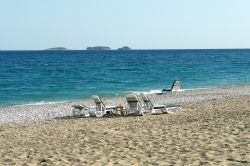 Una spiaggia deserta con tre isolotti sullo sfondo, Turchia.

