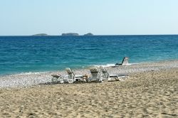 Una spiaggia deserta con tre isolotti sullo sfondo, Turchia.

