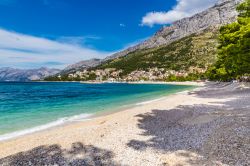 Una spiaggia deserta di sabbia nei pressi di Baska Voda, Croazia. Questa località turistica è nota per il centro storico, le chiese e le spiagge. Il pezzo forte della cittadina ...