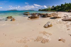 Una spiaggia deserta su una delle isole della costa della Cambogia