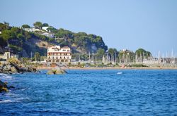 Una spiaggia di Arenys de Mar vista dagli scogli, Catalogna, Spagna.


