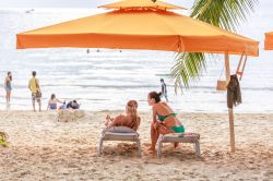 Una spiaggia di Boracay, isole Filippine: è un'esclusuva meta vacanze, adatta anche alle coppie gay - © ARTYOORAN / Shutterstock.com