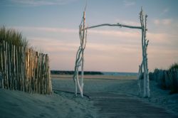 Una spiaggia di Cap d'Agde, Francia, al tramonto. Questa cittadina è uno dei santuari del naturismo del territorio francese. 
