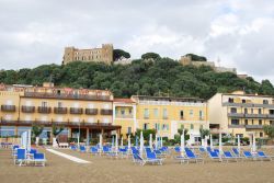Una spiaggia di Castiglione della Pescaia, provincia di Grosseto, Toscana. Il tratto di costa di questa località è uno dei più belli di tutta la Toscana.
