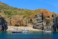 Una spiaggia di ciottoli sull'isola di Panarea, Sicilia - Una graziosa caletta di ciottoli racchiusa dalle scogliere a picco sul mare: siamo in una delle spiagge di Panarea, isola fra le ...