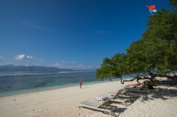 Una spiaggia di Gili Trawangan, isole Gili, Indonesia. Assieme a Bali e Borobodur, è una delle destinazioni turistiche indonesiane più popolari - © shaifulzamri / Shutterstock.com ...