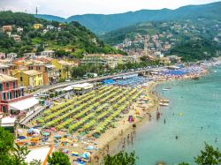 Una spiaggia di Moneglia, Liguria, vista dall'alto. Siamo in una delle località costiere più popolari della Liguria - © Benny Marty / Shutterstock.com