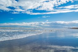 Una spiaggia di Narbona lambita dalle acque del Mediterraneo, Occitania, Francia.
