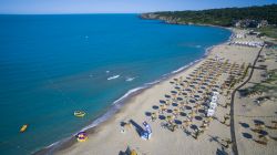 Una spiaggia di Sozopol (Bulgaria) fotografata dall'alto.

