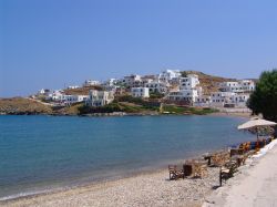 Una spiaggia e un villaggio di Kythnos, siamo sulle Cicladi occidentali in Grecia