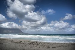 Una spiaggia fotografata in primavera sulla costa di Isola delle Femmine in Sicilia, provincia di Palermo