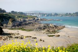 Una spiaggia lungo l'estuario di Ribadeo con i ponte che collega la Galizia con le Asturie in Spagna