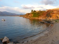 Una spiaggia lungo la costa di Trappeto in Sicilia - © lensfield / Shutterstock.com