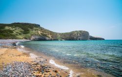 Una spiaggia mista sabbia e ghiaia nei pressi di Santa Caterina di Pittinuri in Sardegna