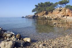 Una spiaggia nei pressi di Bandol, Francia. Con ciottoli o di sabbia fine, le spiagge sono l'attrazione principale di questa località turistica del sud francese - © fullempty ...