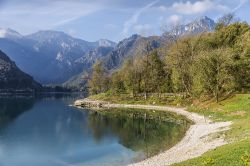 Una spiaggia nei pressi di Molina di Ledro