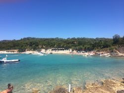 Una spiaggia nella baia di Palmizana, isola di San Clemente, arcipelago Pakleni, Dalmazia - © TMP_An_Instant_of_Time / Shutterstock.com