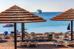Una spiaggia pubblica nella località turistica di Eilat, Israele. Eilat è situata sulla punta nord del Mar Rosso e si affaccia su acque calde e cristalline; è ideale anche ...