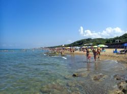 Una spiaggia sabbiosa di San Vincenzo, Toscana: la cittadina si affaccia sul Mar Ligure, nel tratto di costa a sud di Livorno - © Aztec Images / Shutterstock.com