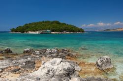 Una spiaggia selvaggia vicino a Saranda nel sud dell'Albania