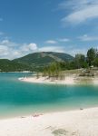 Una spiaggia sul lago di Fiastra tra i Monti Sibiliini delle Marche - Italy - © Vincenzo De Bernardo / Shutterstock.com