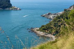 Una spiaggia sull'Isola di Palmaria e la selvaggia Isola del Tino al largo di Portovenere