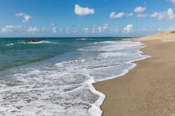 Una spiaggia sulla costa nord di Sicilia, vicino a Milazzo. La sabbia di questo tratto di litorale è lambita dalle acque del Mar Tirreno.



