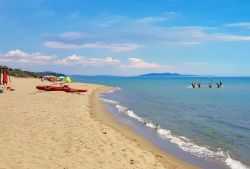 Una spiaggia tra Marina di Grosseto e Castiglione della Pescaia, in Toscana - © Marco Ramerini / Shutterstock.com