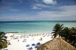 Una spiaggia tropicale attrezzata sull'Isla Mujeres, Messico, vista dall'alto. A scoprire questo paradiso naturale nel marzo 1517 fu la spedizione spagnola guidata da Francisco Fernandez ...