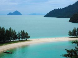 Una spiaggia tropicale e il mare delle Andamane nella provincia di Ranong, Thailandia.

