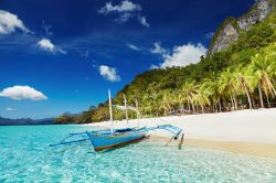 Una spiaggia tropicale nel Mare Meridionale Cinese a El Nido, isola di Palawan, Filippine.

