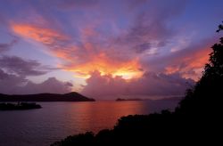 Una splendida alba alle Isole Vergini Americane, Stati Uniti. Questo arcipelago di 53 isole vulcaniche fa parte delle Piccole Antille.

